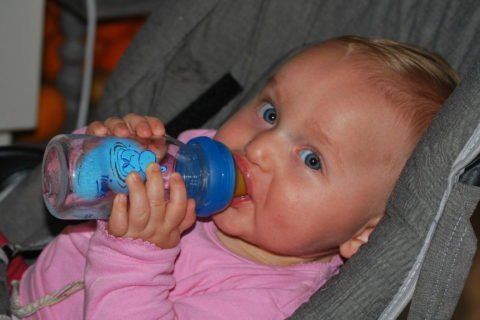 Baby schreit beim Trinken ️ Tipps für Eltern, die das Fläschchen geben